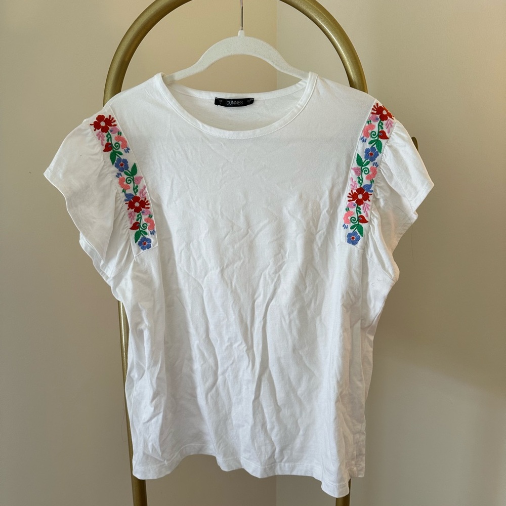 White embroidered Tee 🌸